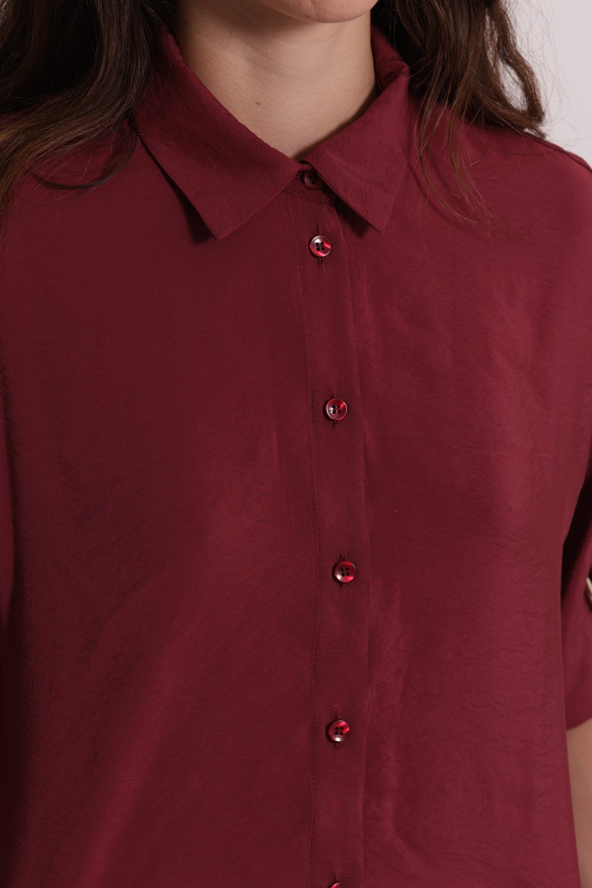 CAMICIA CROPPED CON FIBBIE SU MANICHE IN MODAL CUPRO