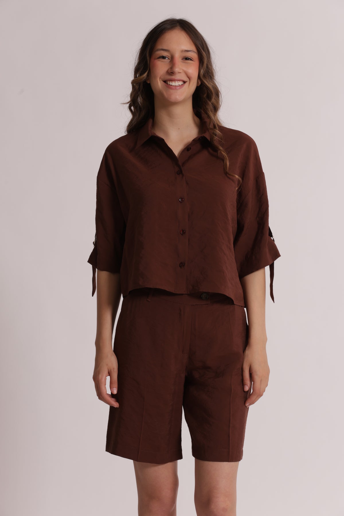 CAMICIA CROPPED CON FIBBIE SU MANICHE IN MODAL CUPRO