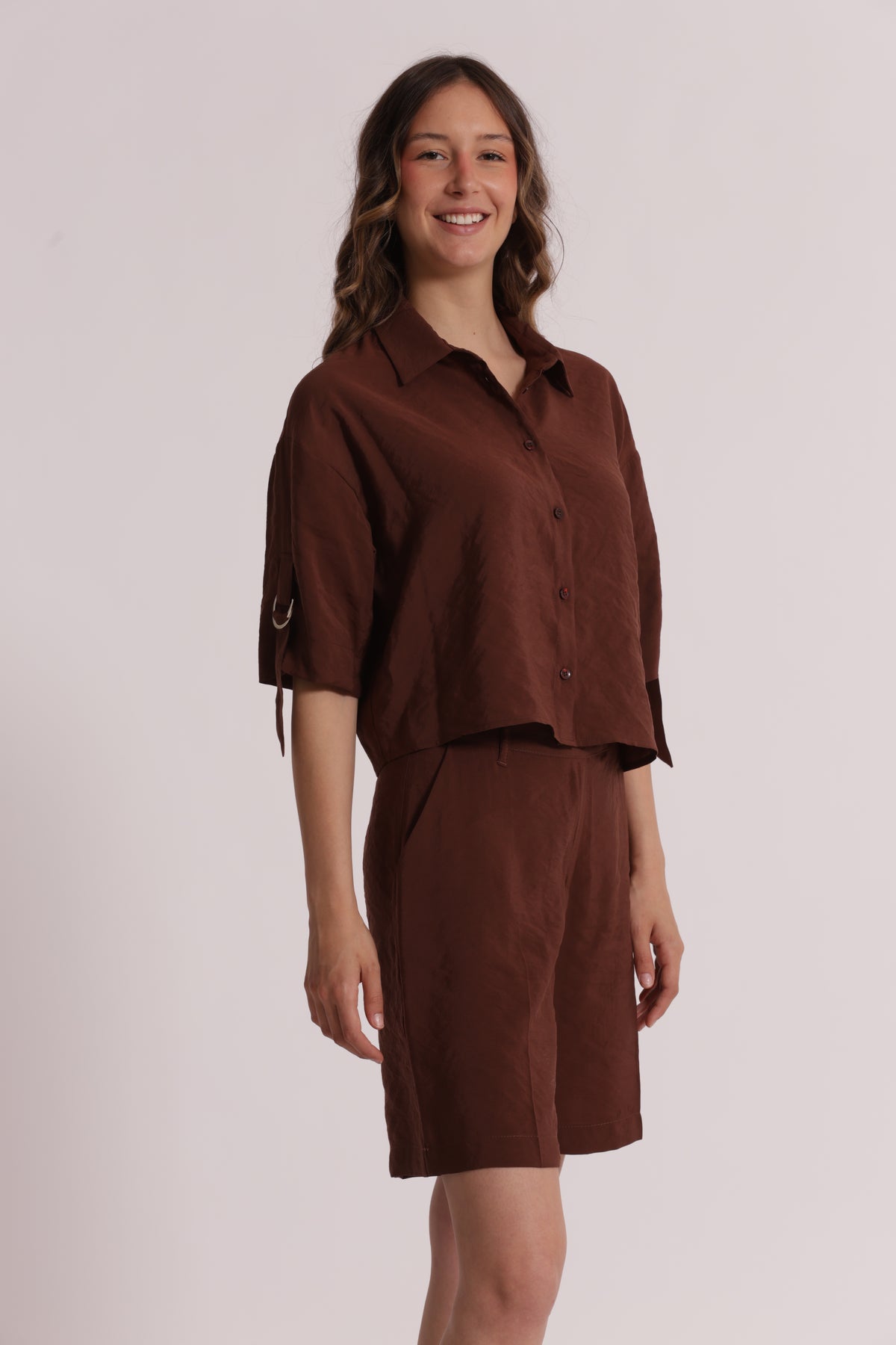 CAMICIA CROPPED CON FIBBIE SU MANICHE IN MODAL CUPRO