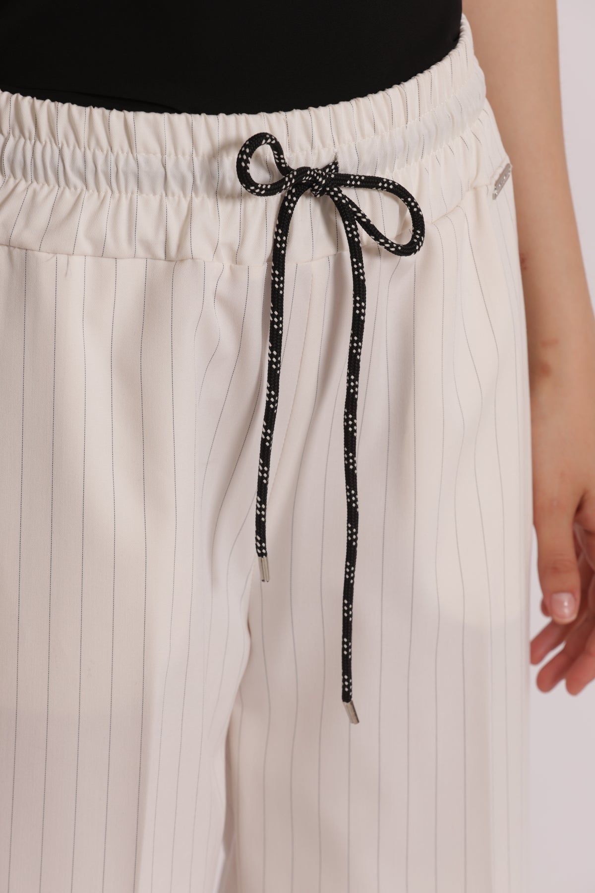 PANTALONE CROPPED CON ELASTICO IN VITA GESSATO