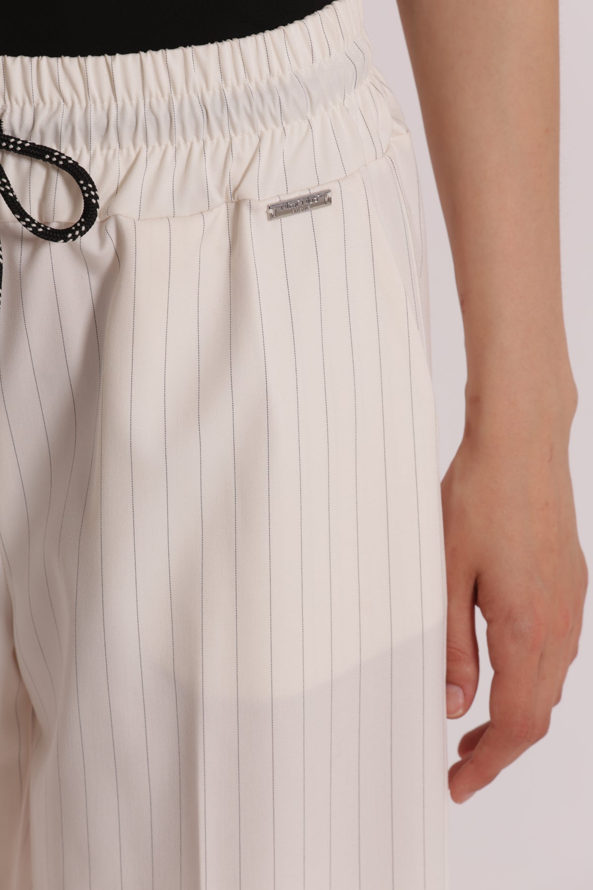 PANTALONE CROPPED CON ELASTICO IN VITA GESSATO