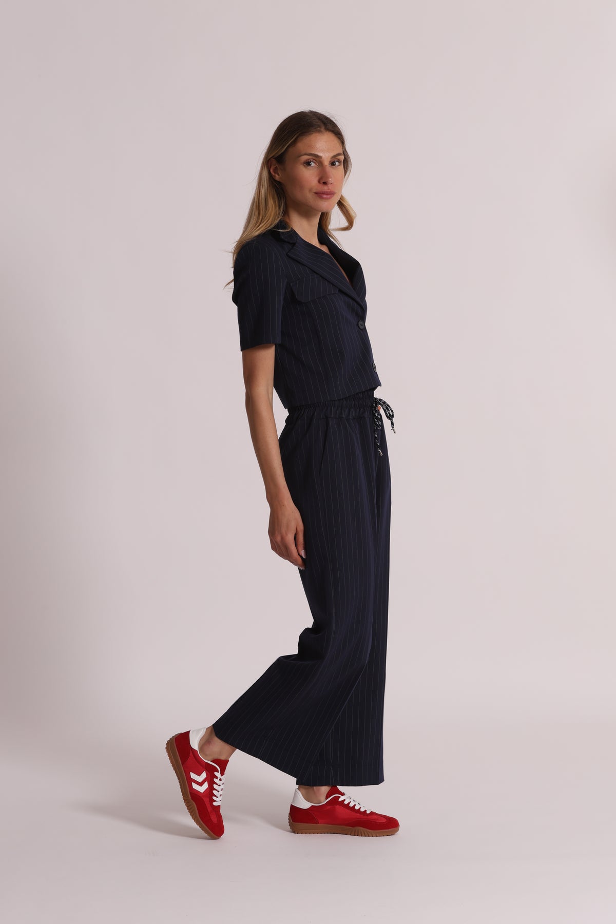 PANTALONE CROPPED CON ELASTICO IN VITA GESSATO