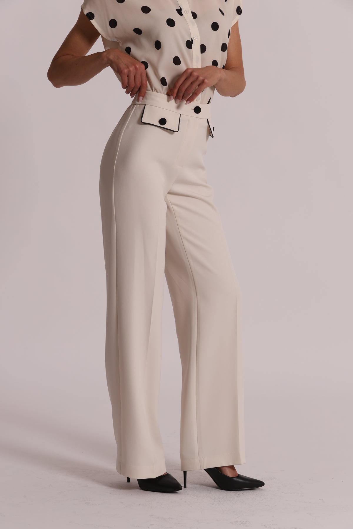 PANTALONE CON BORDI A CONTRASTO