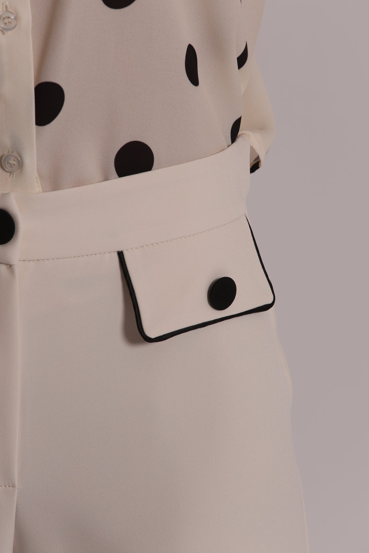 PANTALONE CON BORDI A CONTRASTO