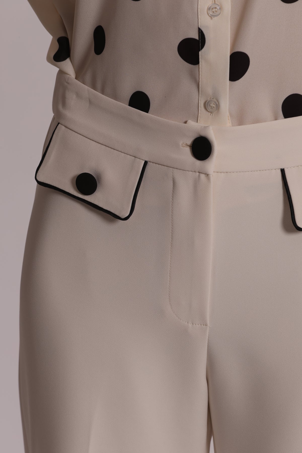PANTALONE CON BORDI A CONTRASTO
