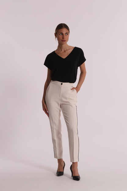 PANTALONE CON BOTTONE A CONTRASTO