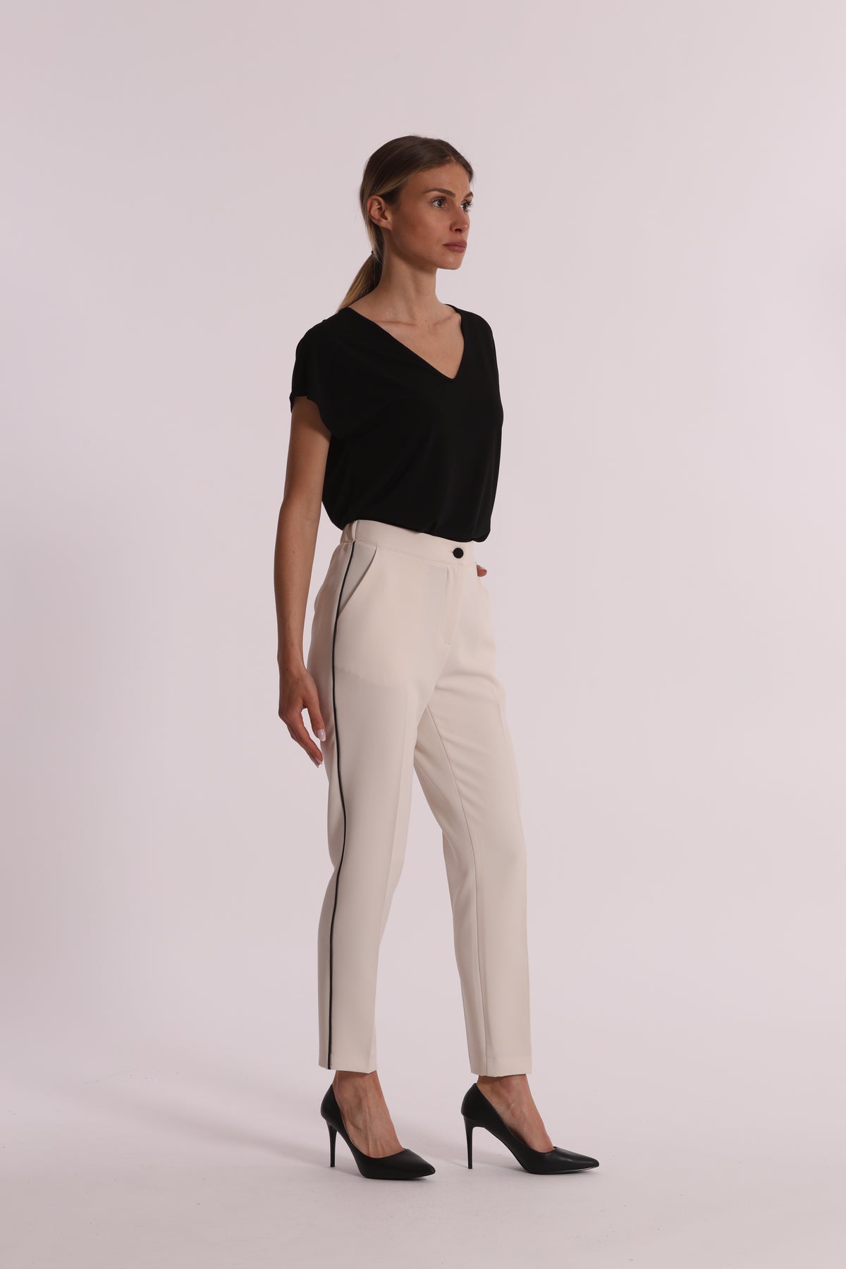 PANTALONE CON BOTTONE A CONTRASTO