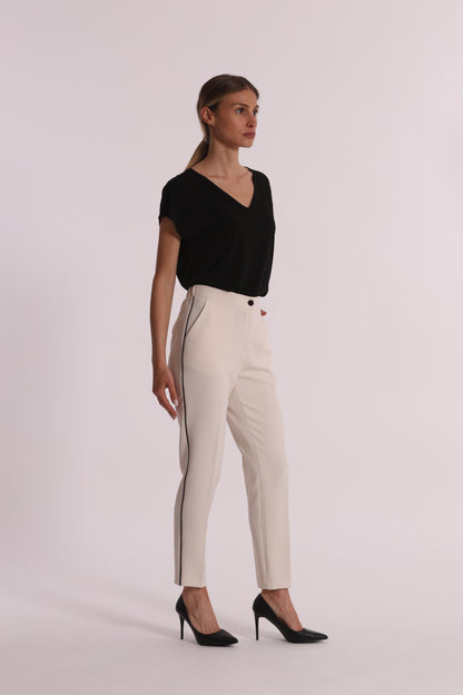 PANTALONE CON BOTTONE A CONTRASTO