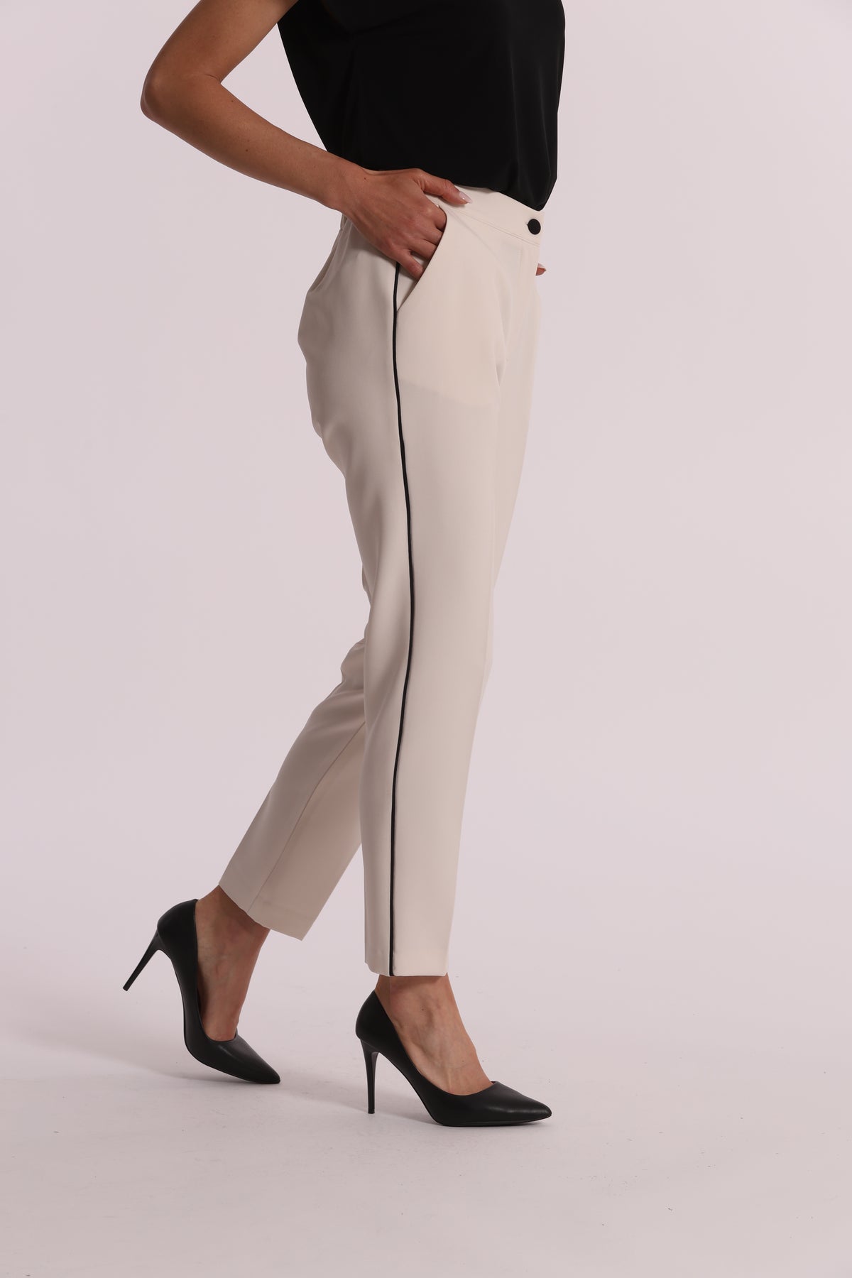 PANTALONE CON BOTTONE A CONTRASTO