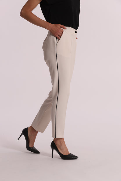 PANTALONE CON BOTTONE A CONTRASTO