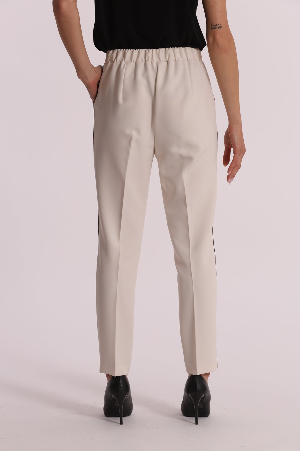 PANTALONE CON BOTTONE A CONTRASTO