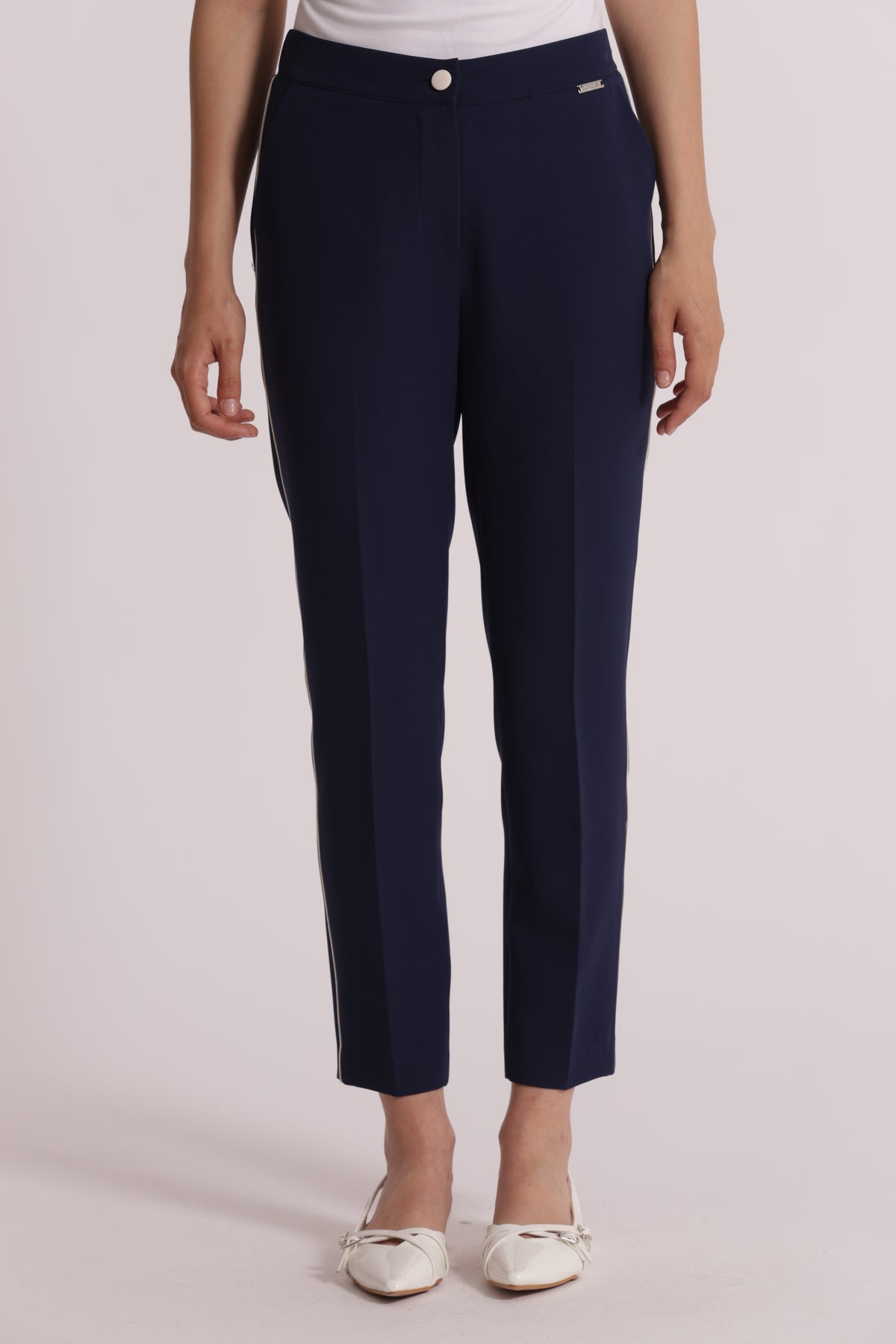 PANTALONE CON BOTTONE A CONTRASTO