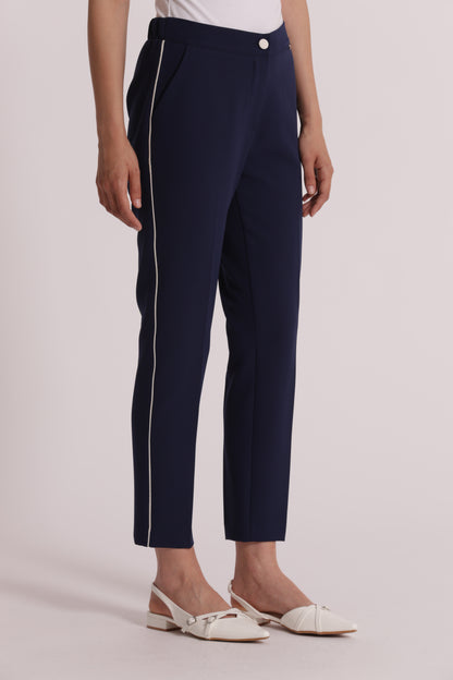 PANTALONE CON BOTTONE A CONTRASTO