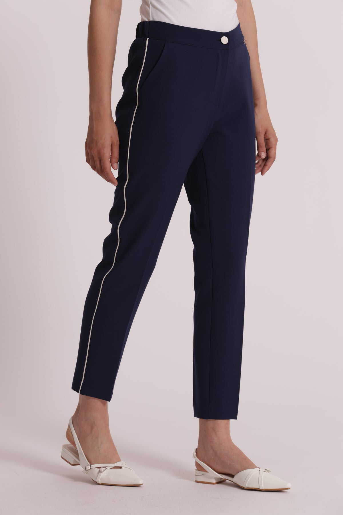 PANTALONE CON BOTTONE A CONTRASTO