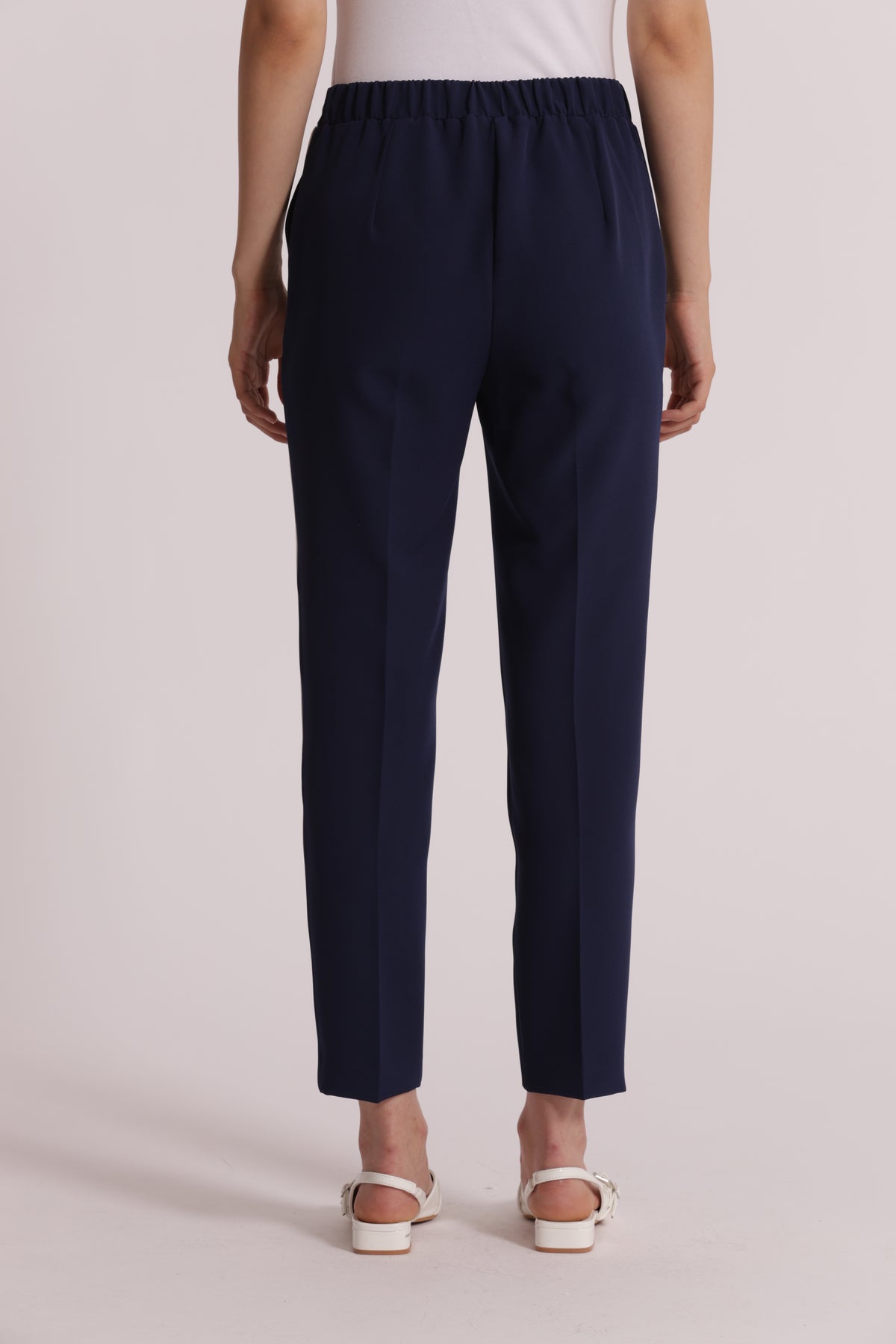 PANTALONE CON BOTTONE A CONTRASTO