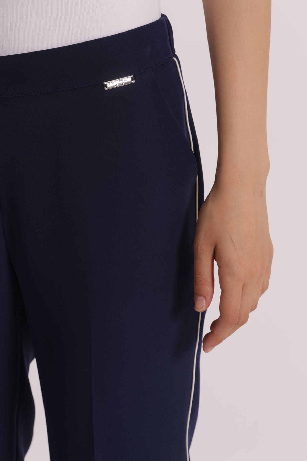 PANTALONE CON BOTTONE A CONTRASTO