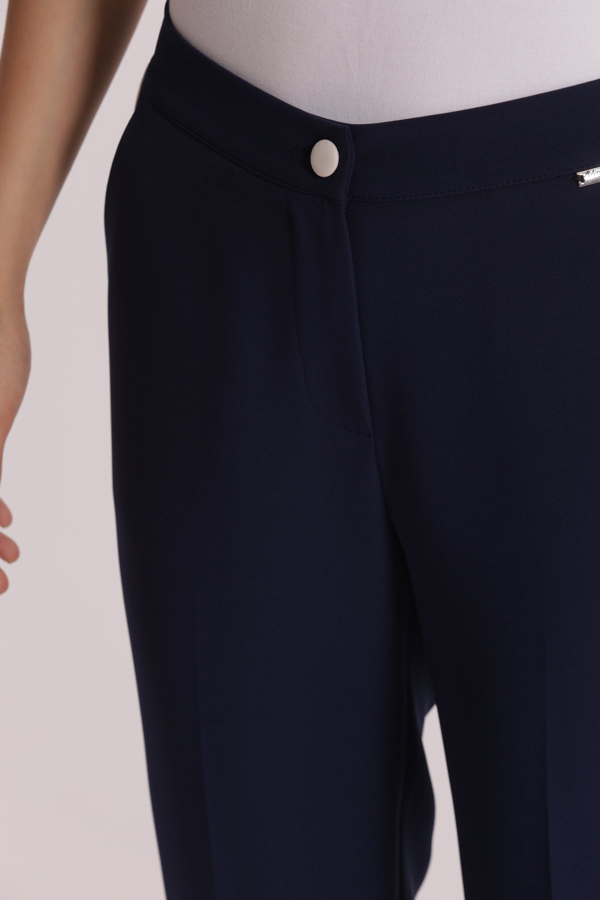 PANTALONE CON BOTTONE A CONTRASTO