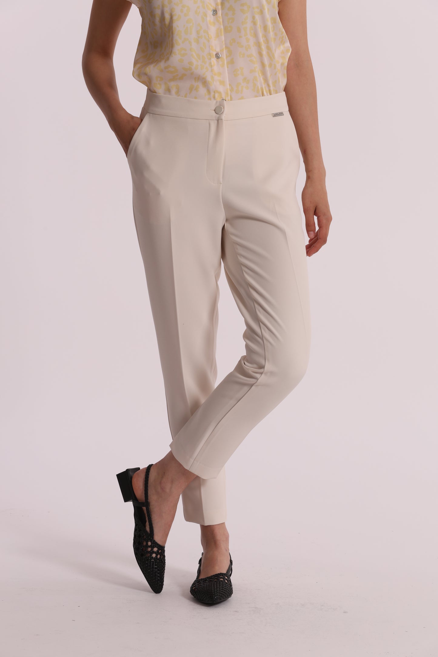 PANTALONI SIGARETTA CON ELASTICO DIETRO