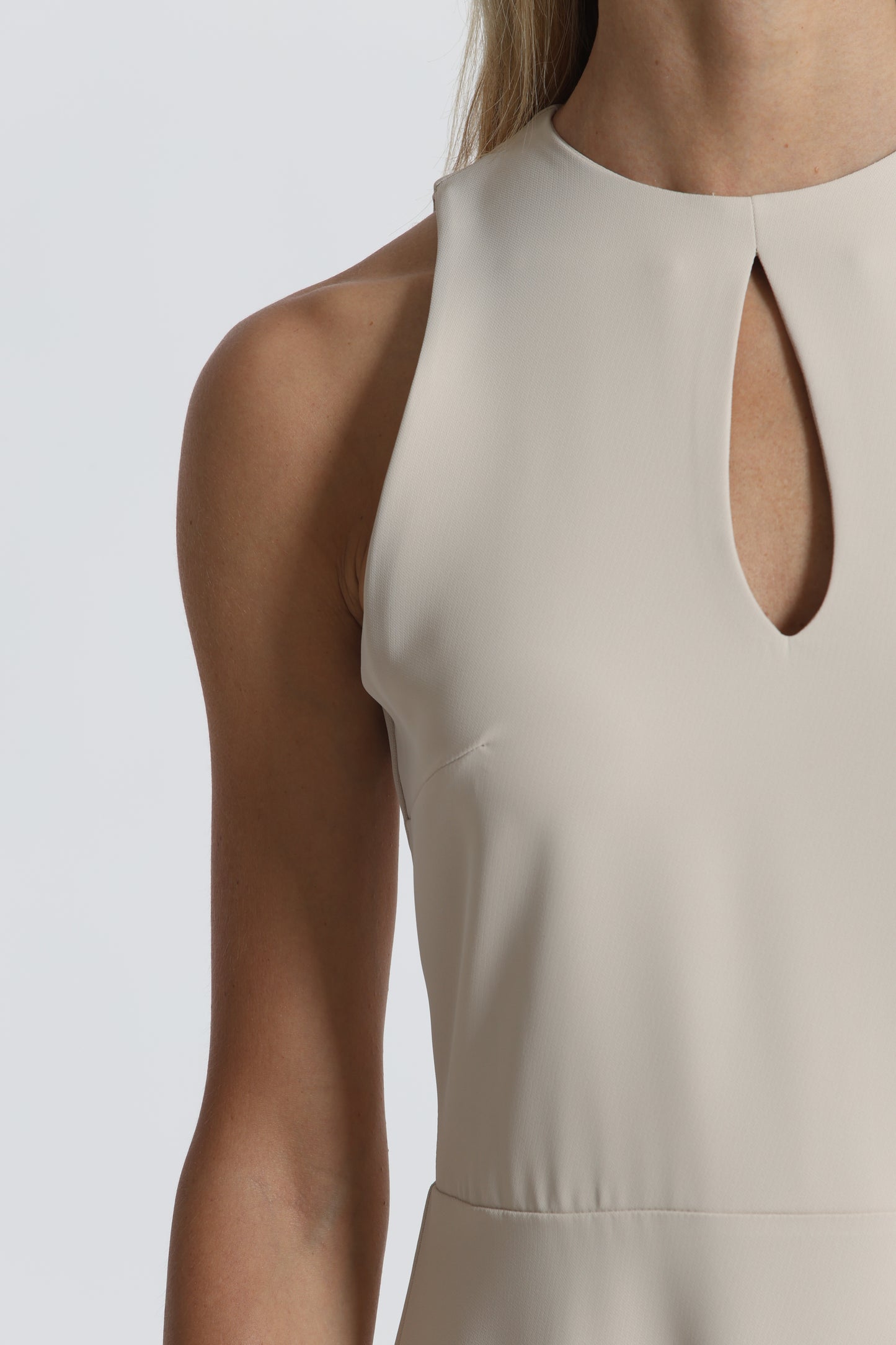 ABITO MIDI CON SCOLLO A GOCCIA