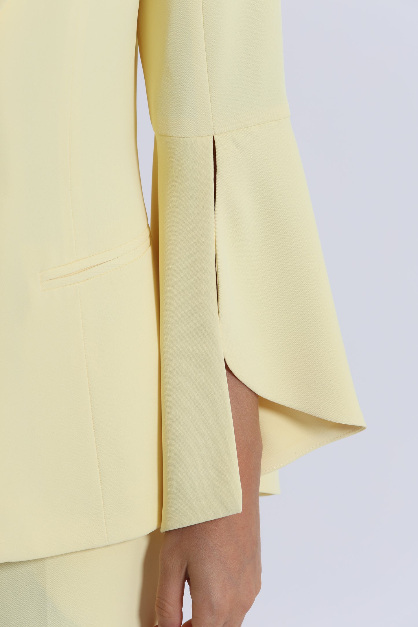 GIACCA CON MANICHE A TULIPANO