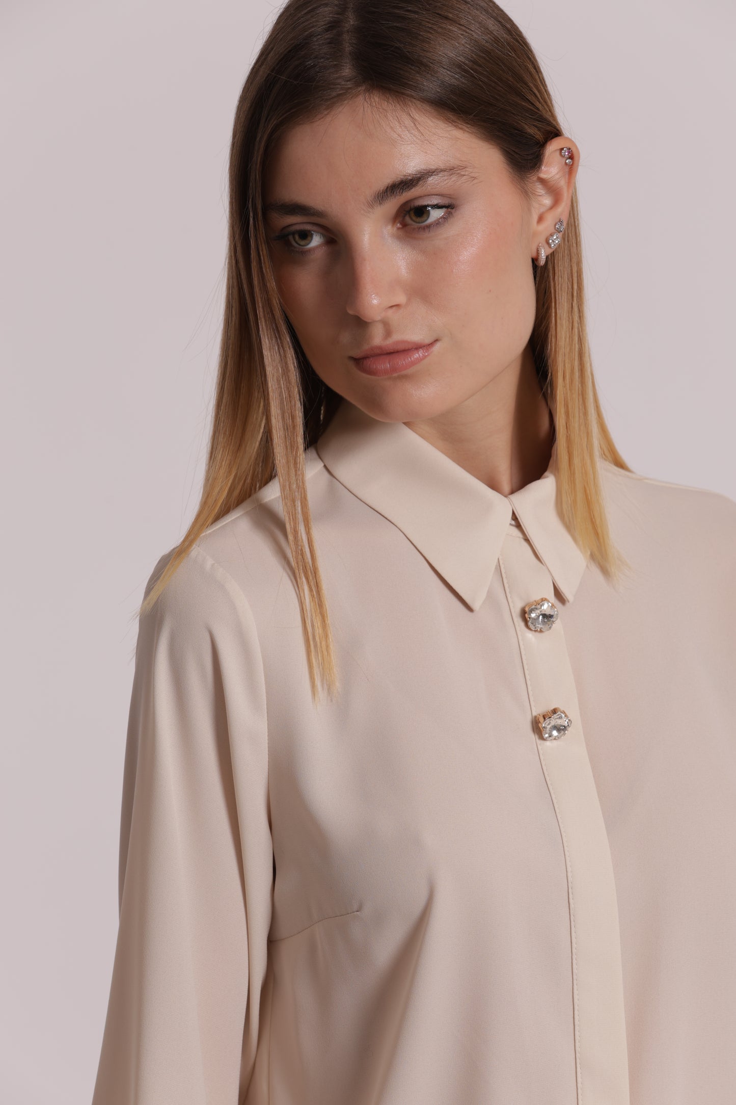 CAMICIA IN GEORGETTE CON BOTTONI GIOIELLO