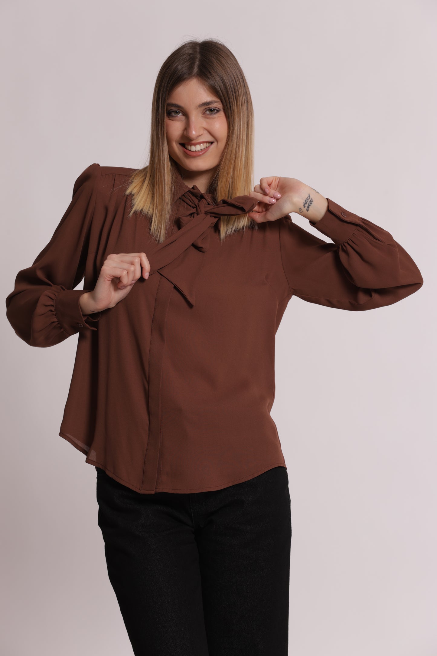 BLUSA CON SPALLINE E FIOCCO