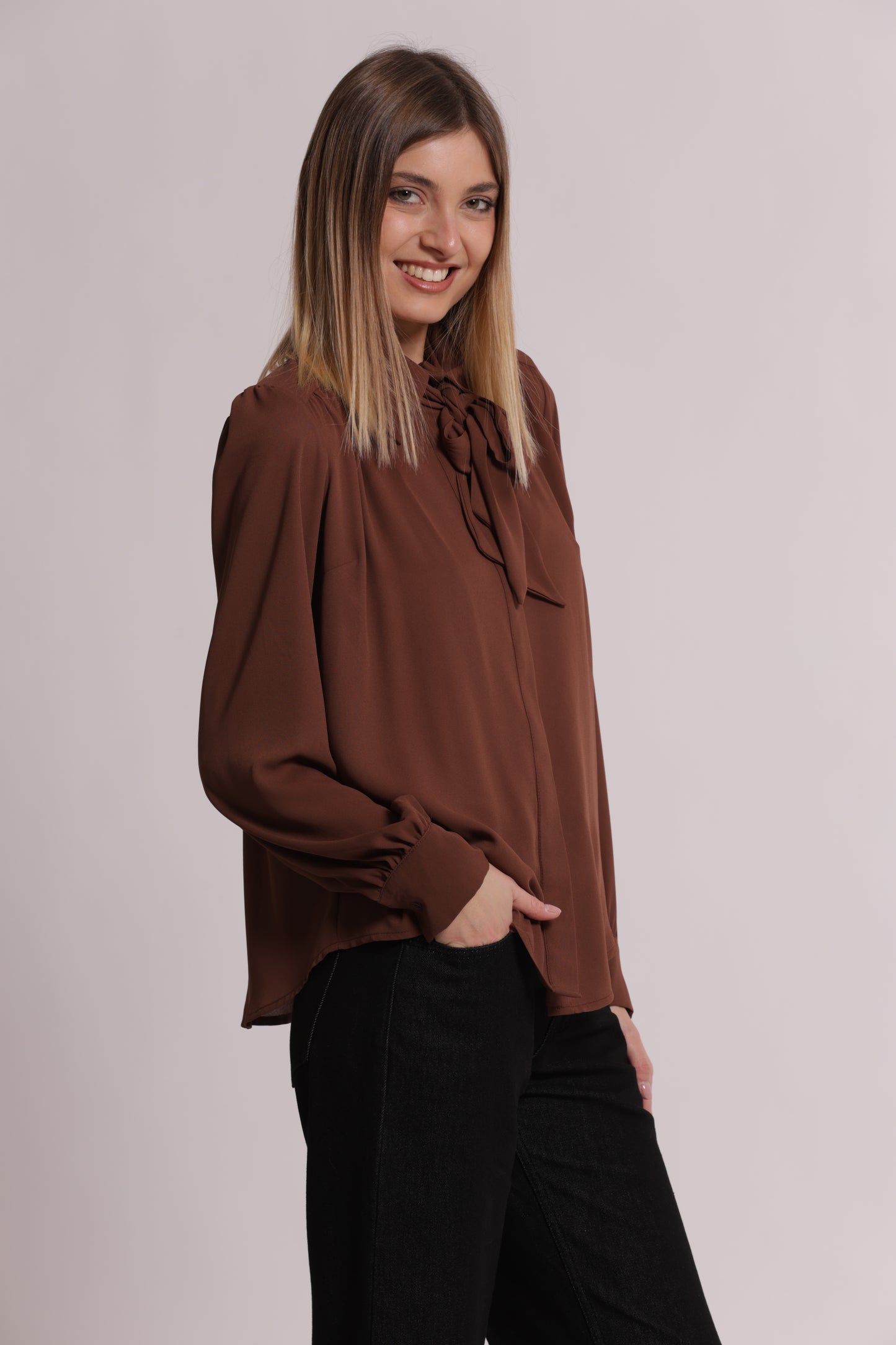 BLUSA CON SPALLINE E FIOCCO