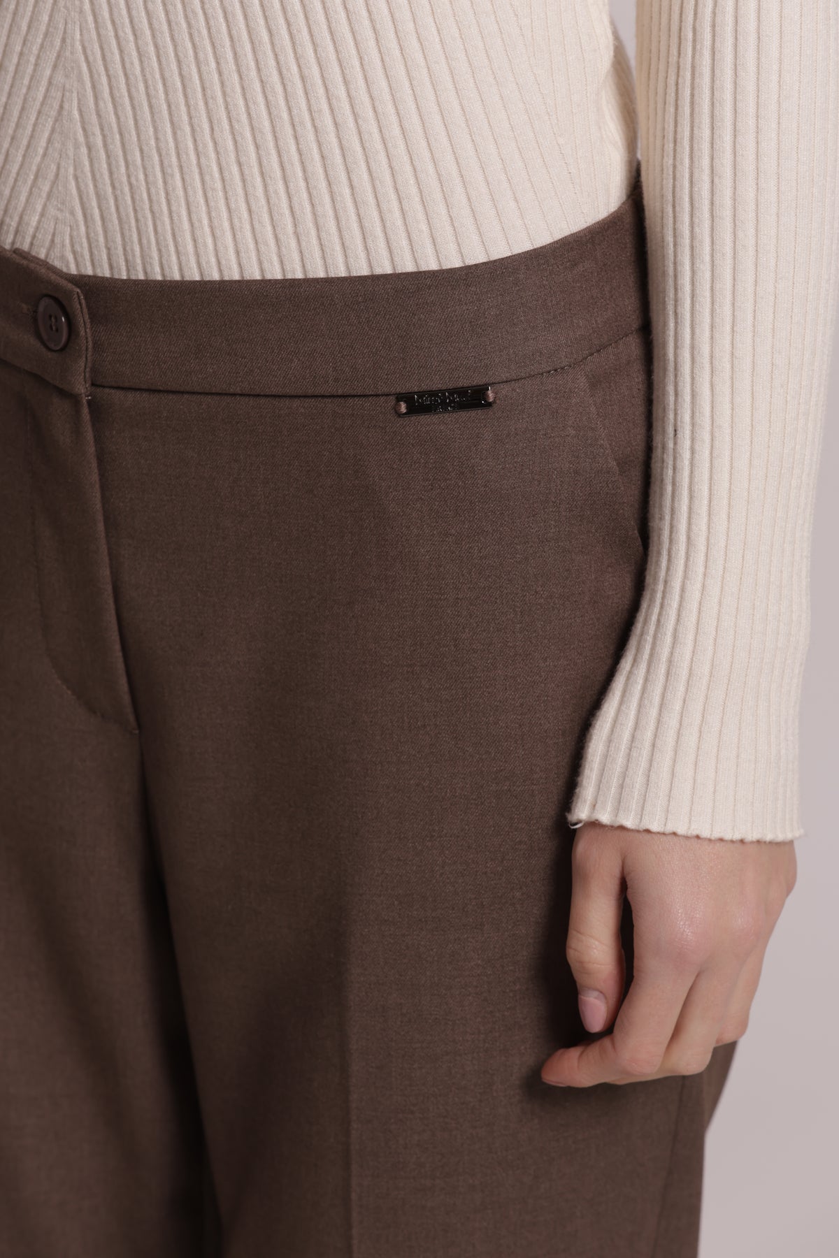 PANTALONE SIGARETTA CON ELASTICO DIETRO TESSUTO VANZ