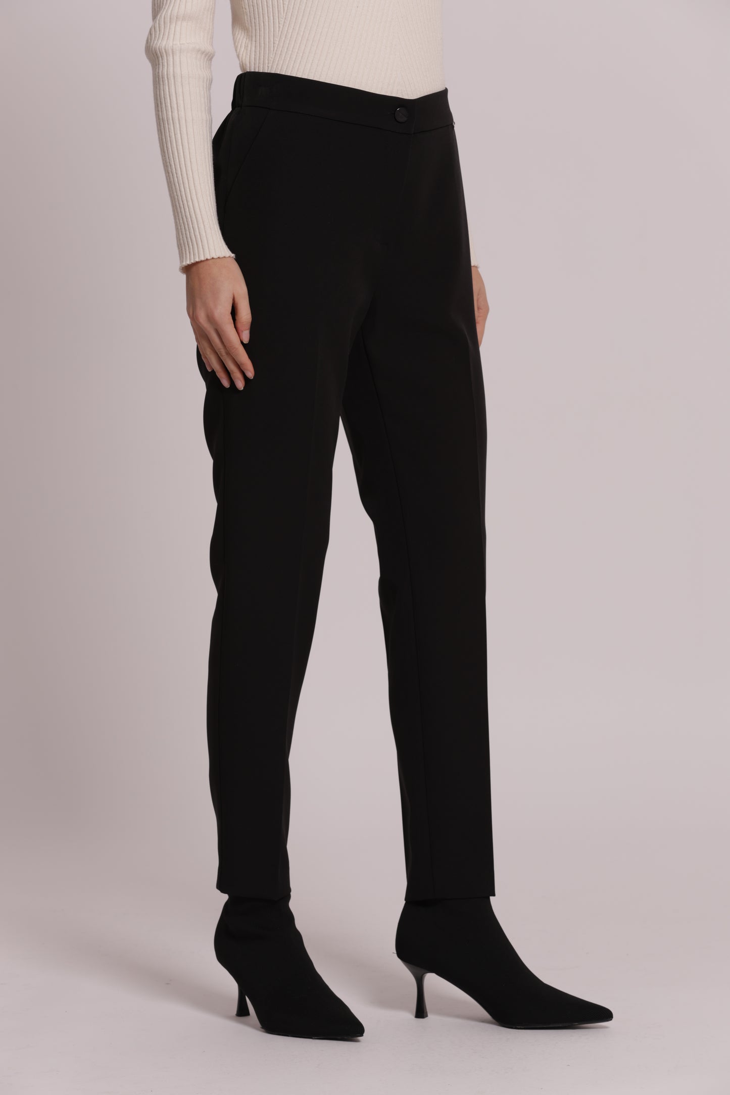 PANTALONE SIGARETTA CON ELASTICO DIETRO IN TESSUTO TECNICO