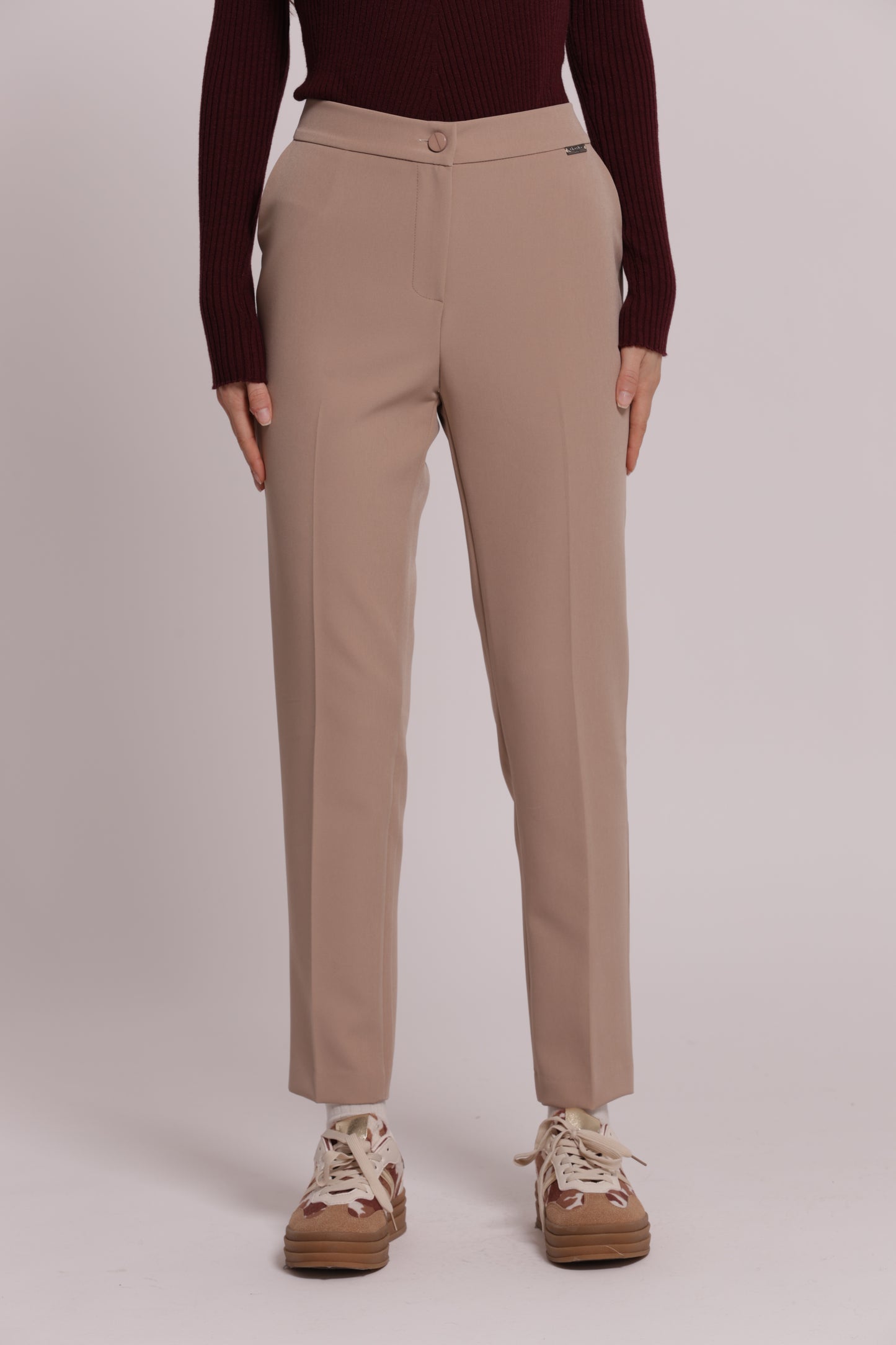 PANTALONE SIGARETTA CON ELASTICO DIETRO IN TESSUTO TECNICO