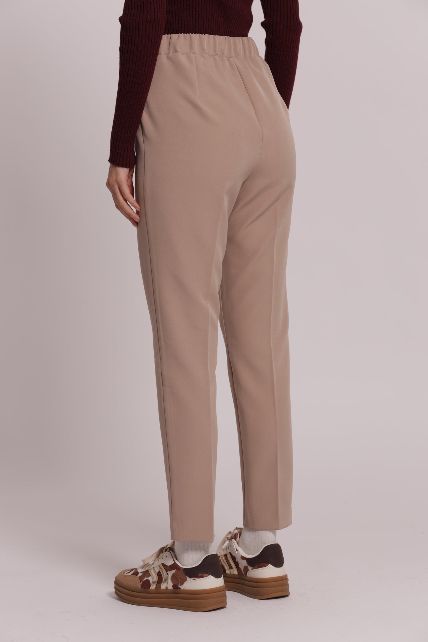 PANTALONE SIGARETTA CON ELASTICO DIETRO IN TESSUTO TECNICO