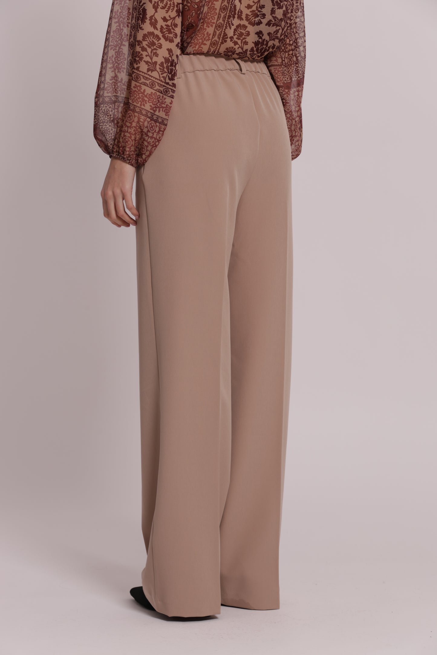 PANTALONE PALAZZO CON ELASTICO DIETRO IN TESSUTO TECNICO