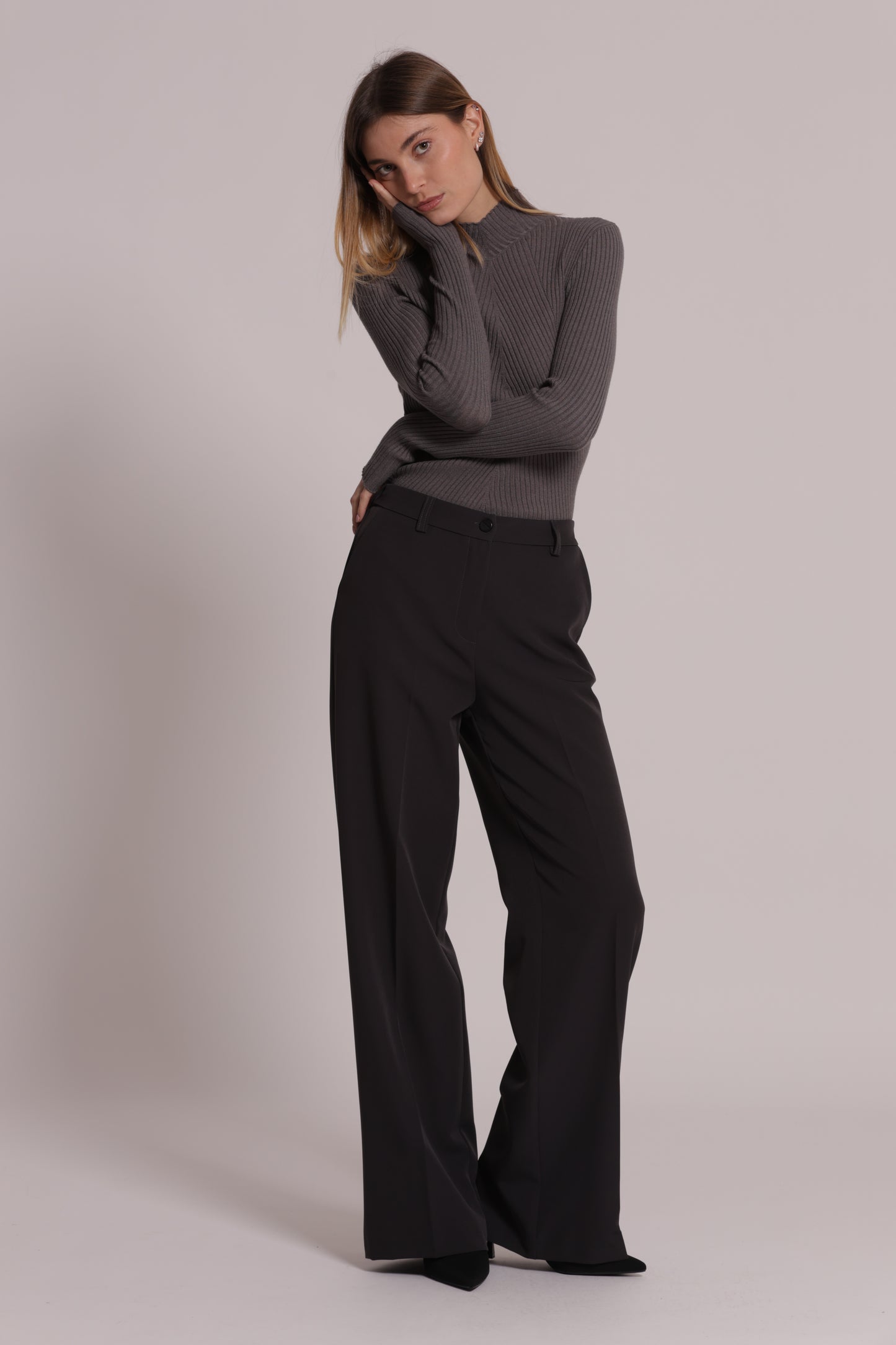 PANTALONE PALAZZO CON ELASTICO DIETRO IN TESSUTO TECNICO