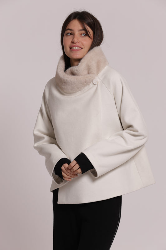 CAPPOTTO CORTO CON COLLO EFFETTO PELLICCIA