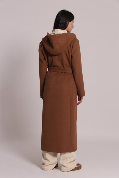 CAPPOTTO LUNGO CON CINTURA E CAPPUCCIO