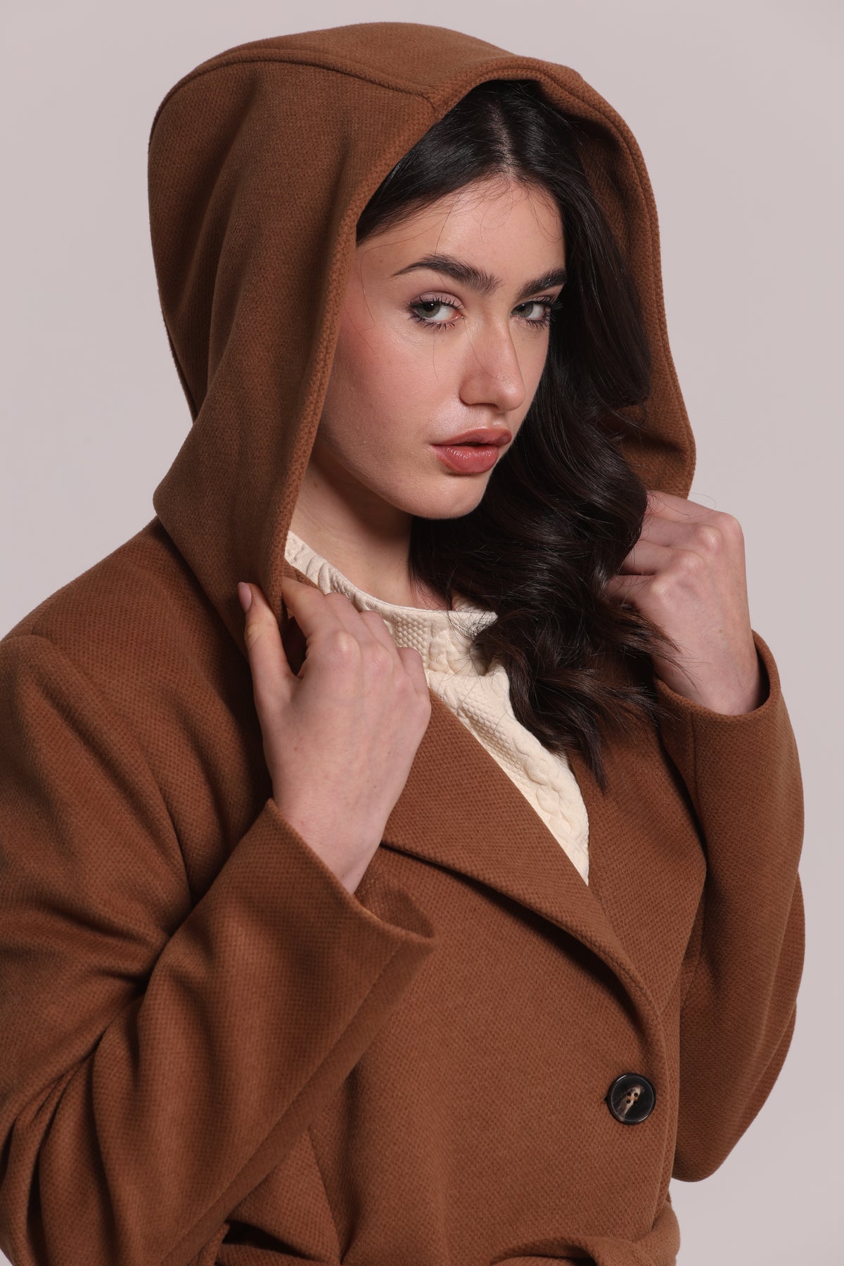 CAPPOTTO LUNGO CON CINTURA E CAPPUCCIO