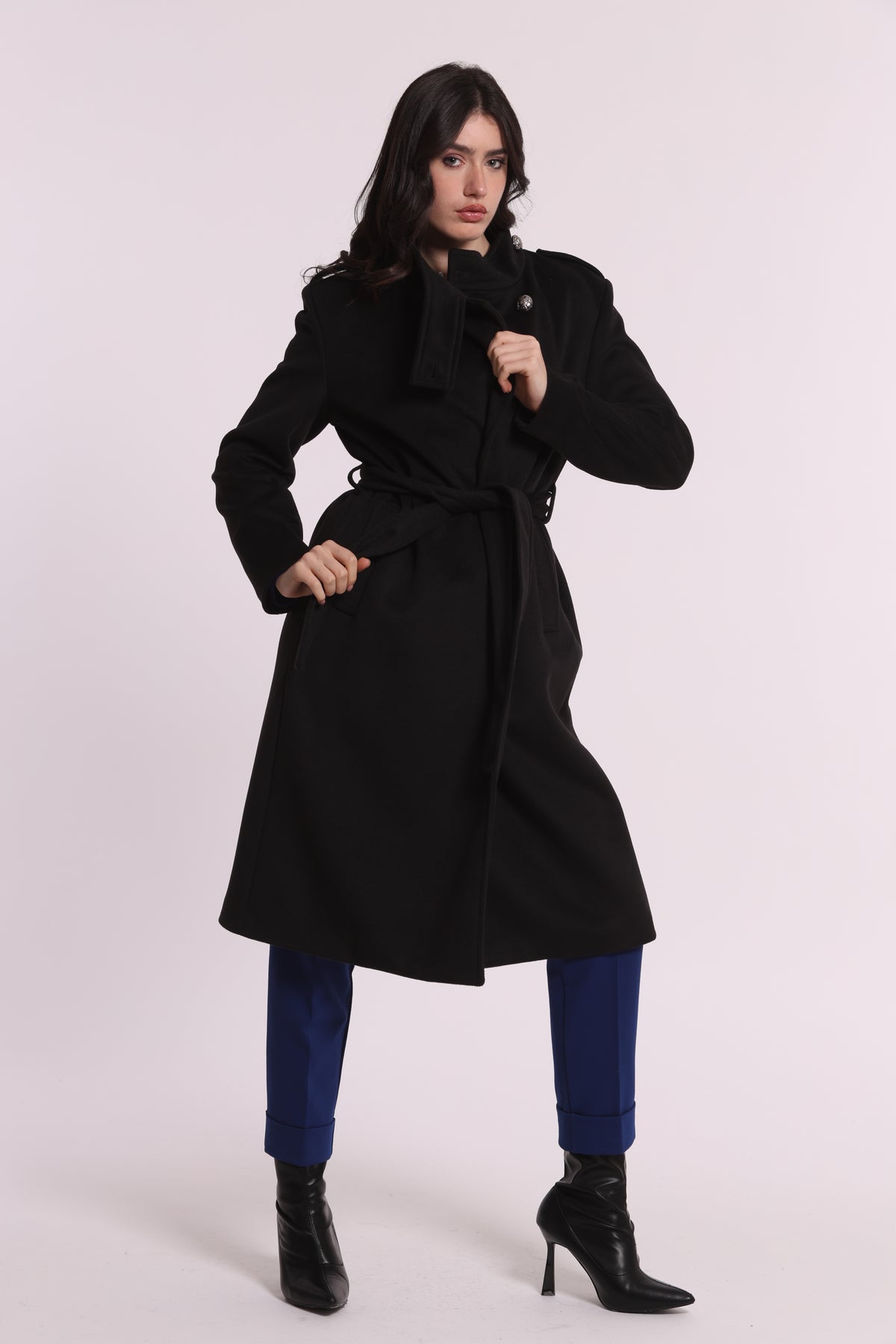 CAPPOTTO CON CINTURA E BOTTONI MILITARI
