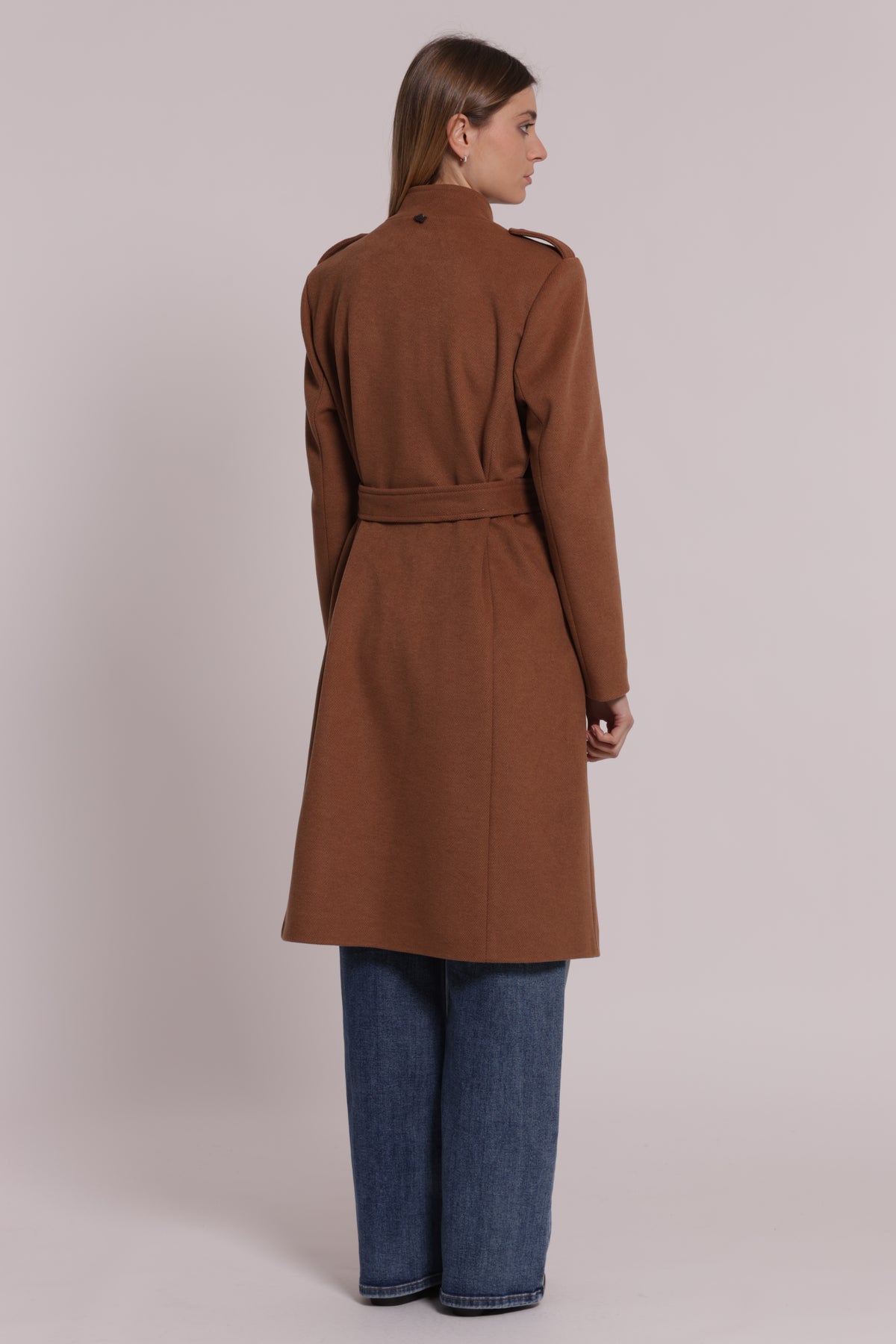 CAPPOTTO CON CINTURA E BOTTONI MILITARI