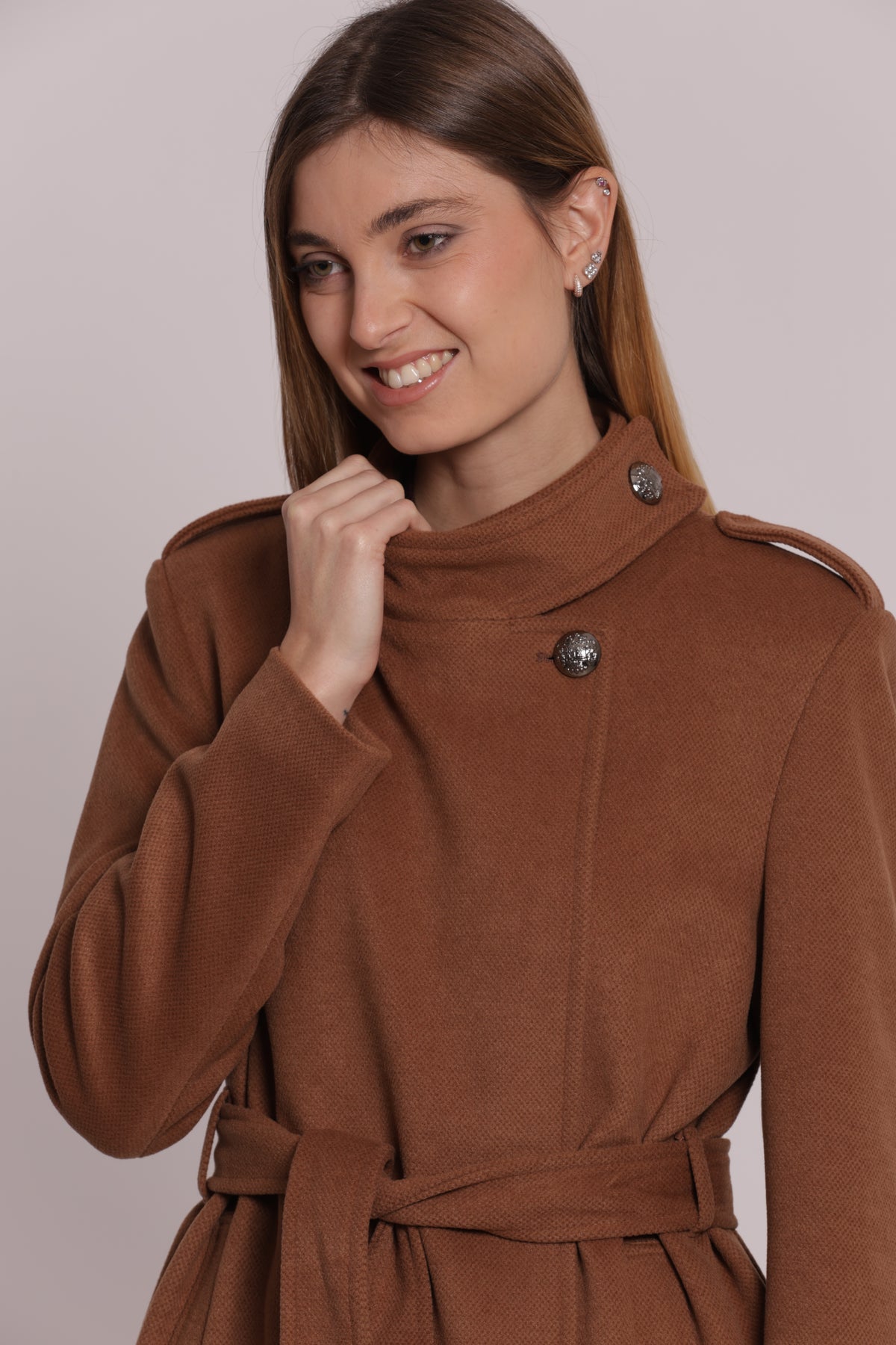 CAPPOTTO CON CINTURA E BOTTONI MILITARI