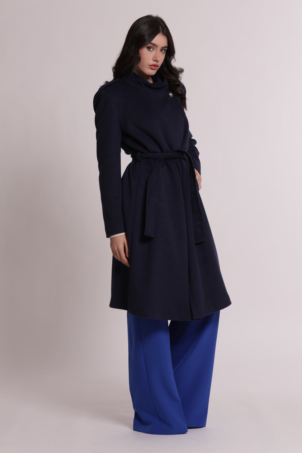 CAPPOTTO CON CINTURA E BOTTONI MILITARI