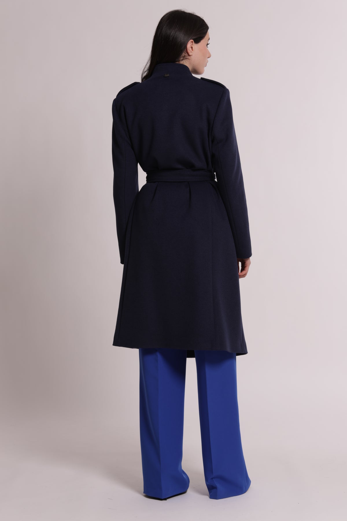 CAPPOTTO CON CINTURA E BOTTONI MILITARI