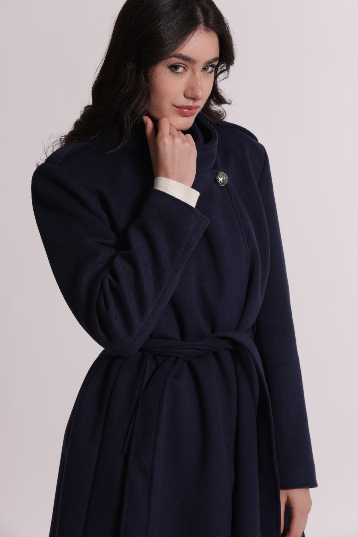 CAPPOTTO CON CINTURA E BOTTONI MILITARI