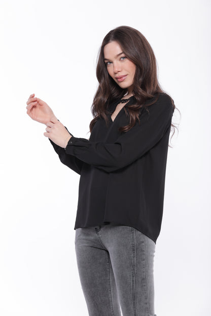 BLUSA CON DETTAGLIO FIBBIA SU COLLO