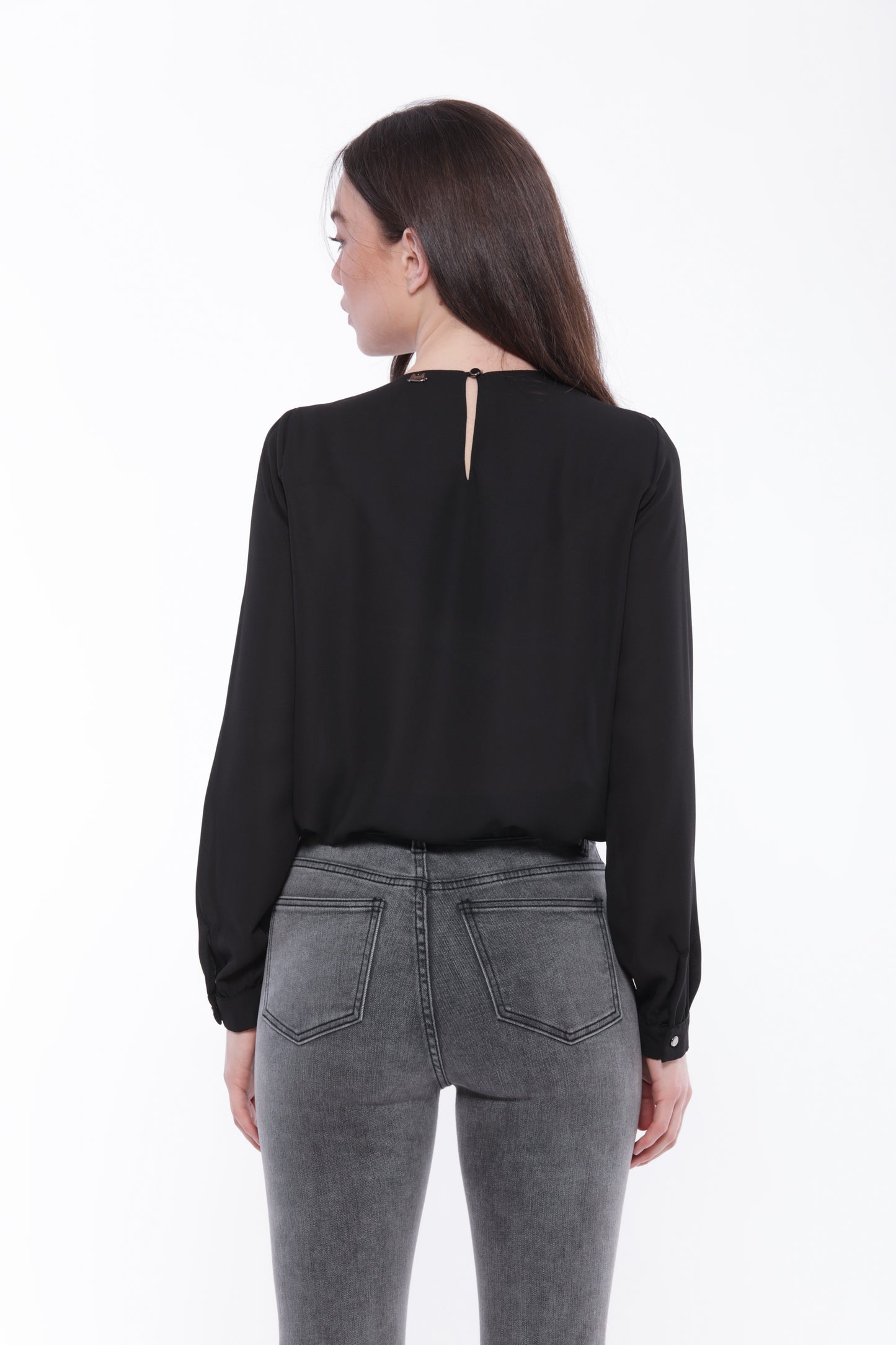 BLUSA CON DETTAGLIO FIBBIA SU COLLO