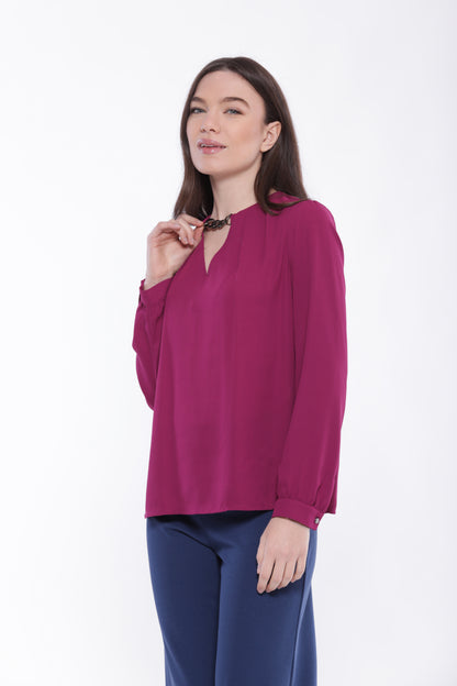 BLUSA CON DETTAGLIO FIBBIA SU COLLO