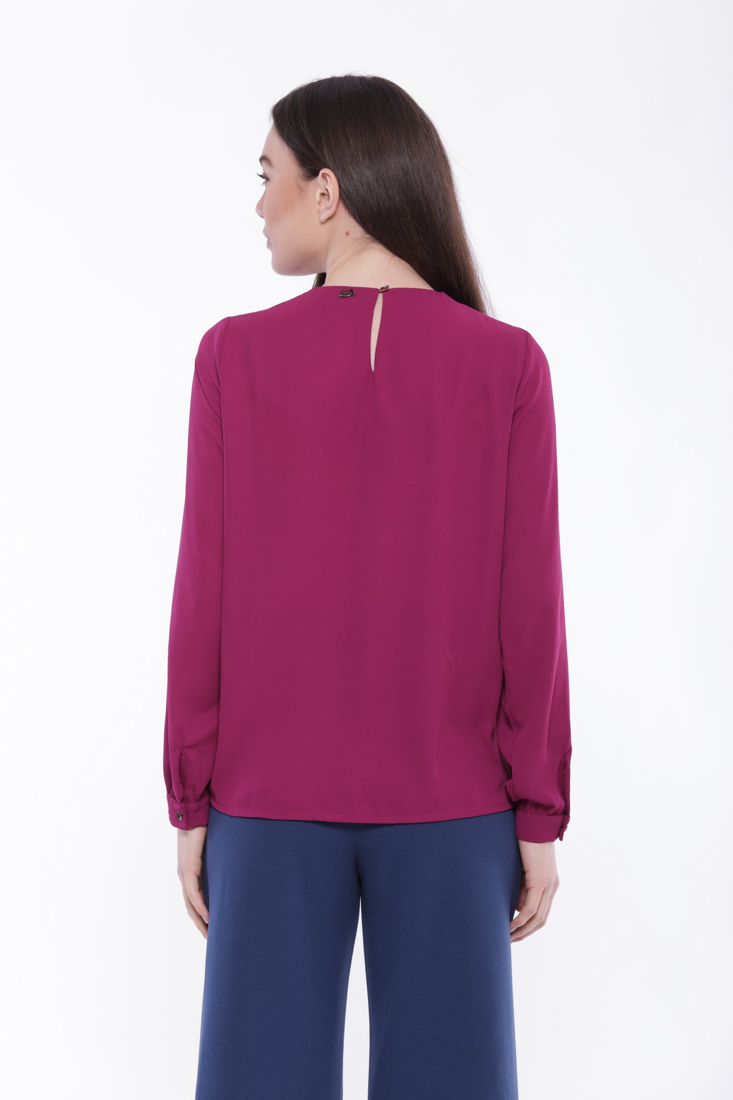 BLUSA CON DETTAGLIO FIBBIA SU COLLO