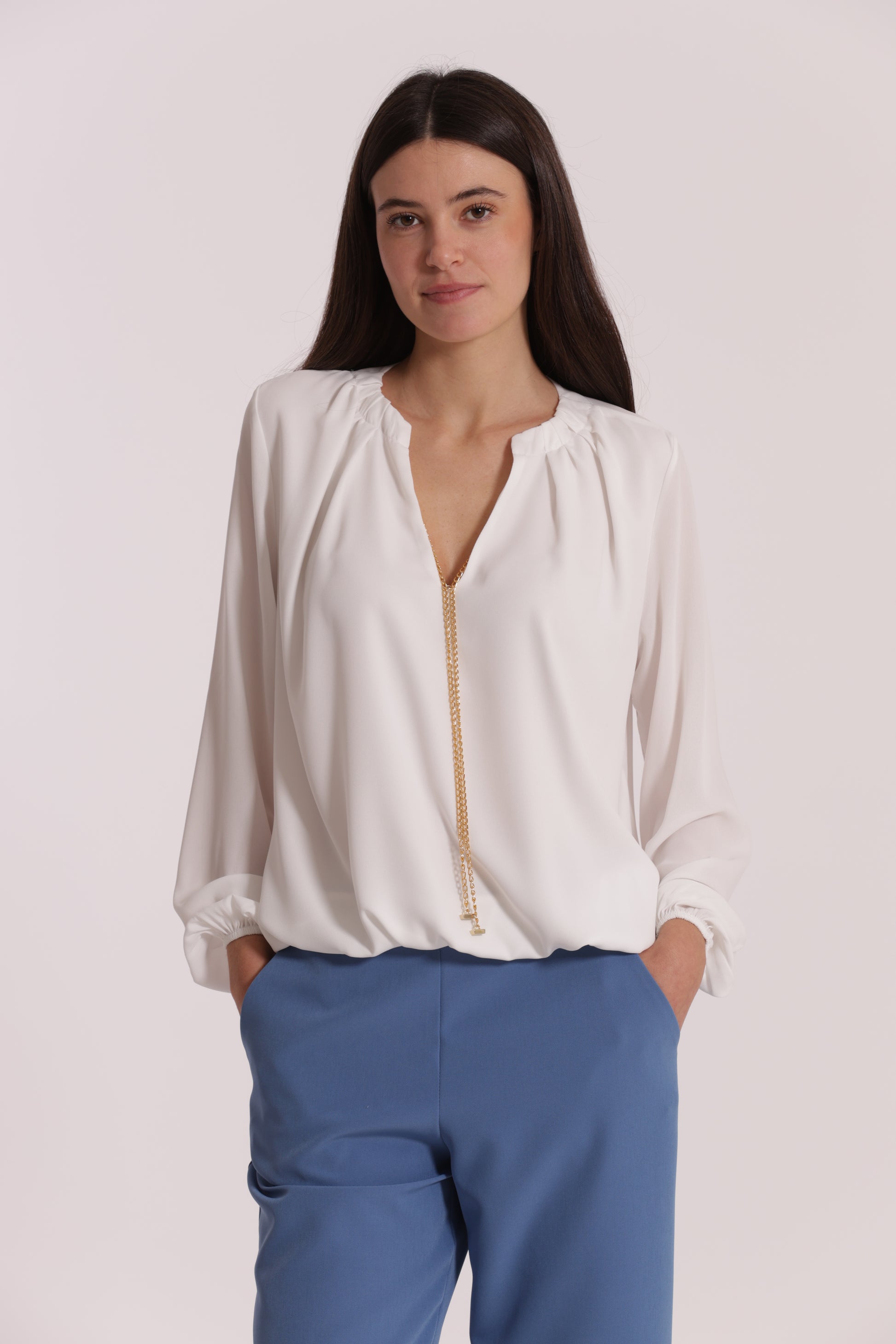 BLUSA CON DETTAGLIO CATENA REMOVIBILE