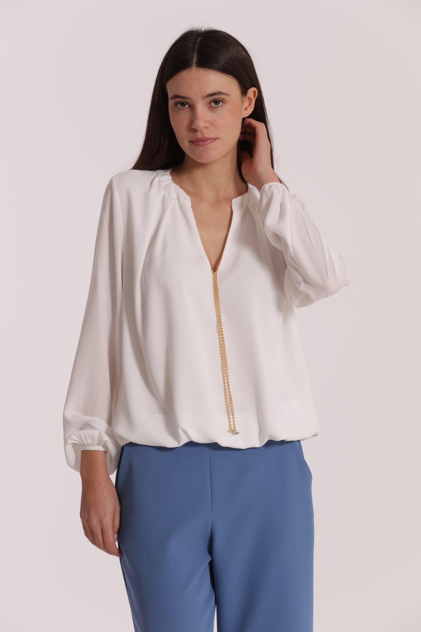 BLUSA CON DETTAGLIO CATENA REMOVIBILE