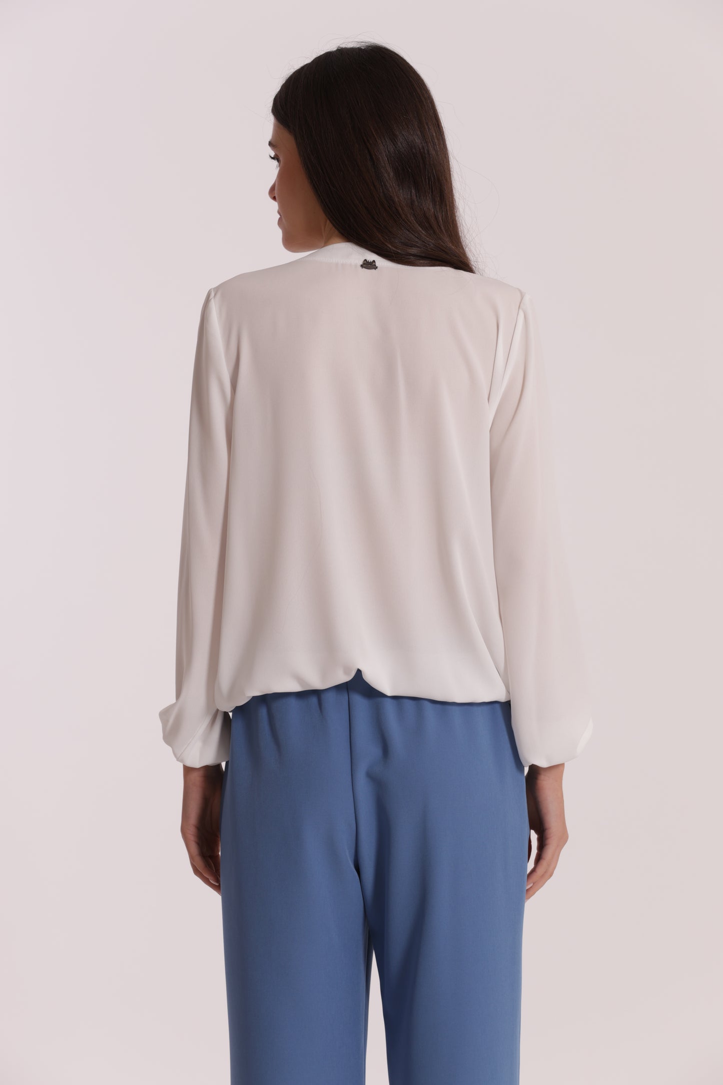 BLUSA CON DETTAGLIO CATENA REMOVIBILE