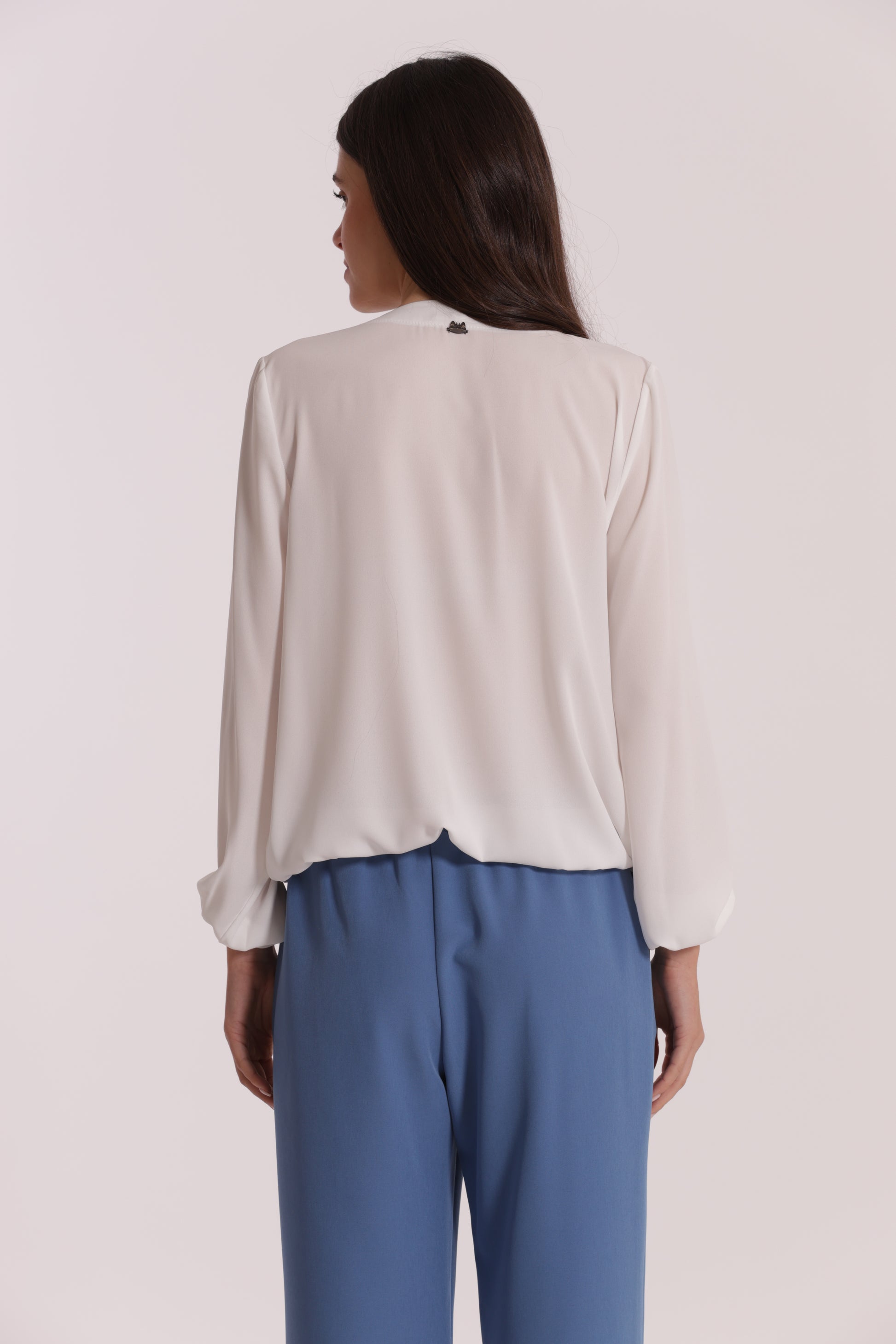 BLUSA CON DETTAGLIO CATENA REMOVIBILE